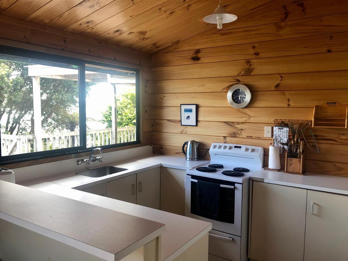Bay View Bach Villa Raglan Exterior photo
